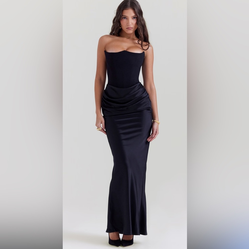 PERSEPHONE
BLACK STRAPLESS CORSET DRESS
SIZE XS
Worn once, perfect condition.